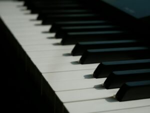 a close up of a piano keyboard in the dark